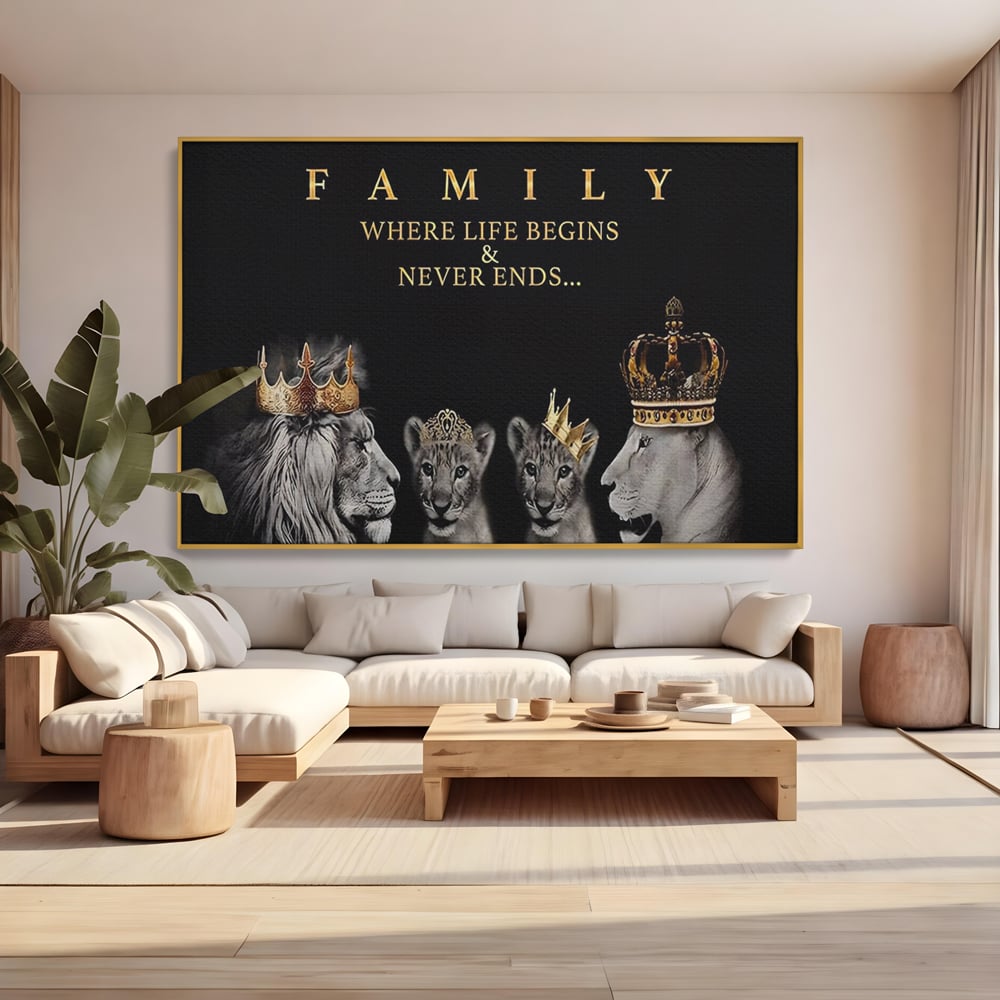 Tablou canvas cu tablou canvas cu familie de lei, in rama de aluminiu auriu, pe perete intr-un living